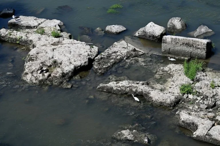 Ancient Ruins of Nero’s Bridge Emerge as Rome’s Tiber River Hits Record Lows