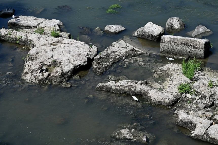 Ancient Ruins of Nero’s Bridge Emerge as Rome’s Tiber River Hits Record Lows
