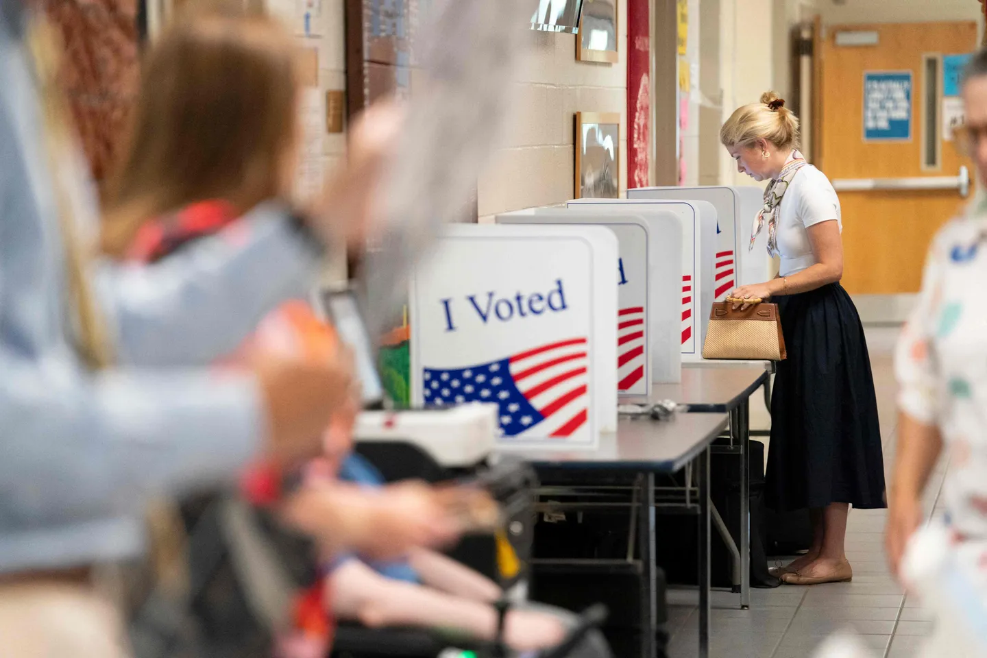 US Midterm Campaign Intensifies as Parties Lock in Candidates for November Control