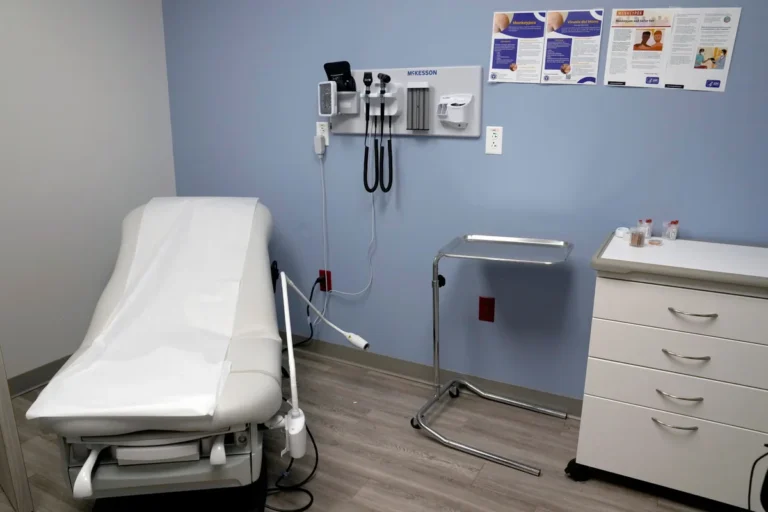 US Abortion Providers Report Patients Arriving ‘Later and Sicker’ Amid Rising State Restrictions