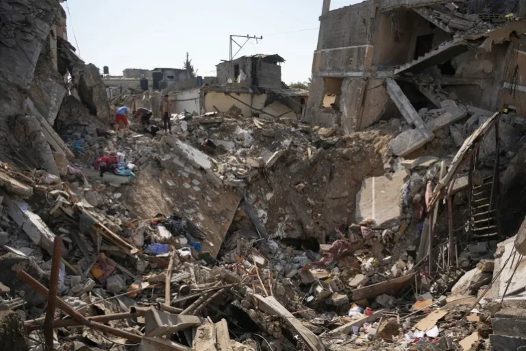 Israeli Air Strikes in Central Gaza Result in Three Civilian Deaths