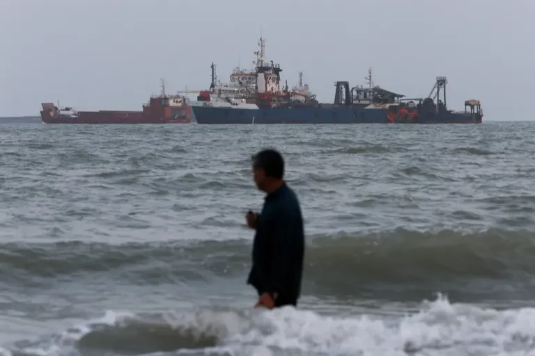 Iran Braces for New US Sanctions as Economic Standoff Intensifies