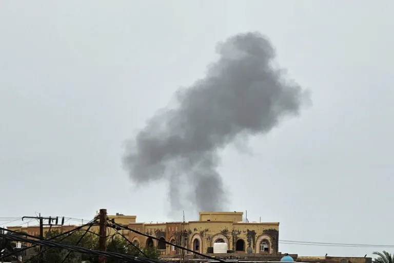 Yemen Government Reports Fatal Houthi Missile Strike on Al-Makha Port