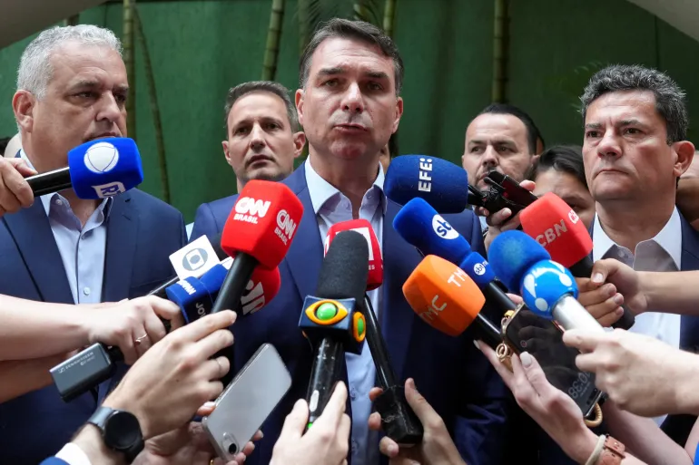 Senator Flavio Bolsonaro Under Investigation for Alleged Ties to Major Banking Fraud Scandal