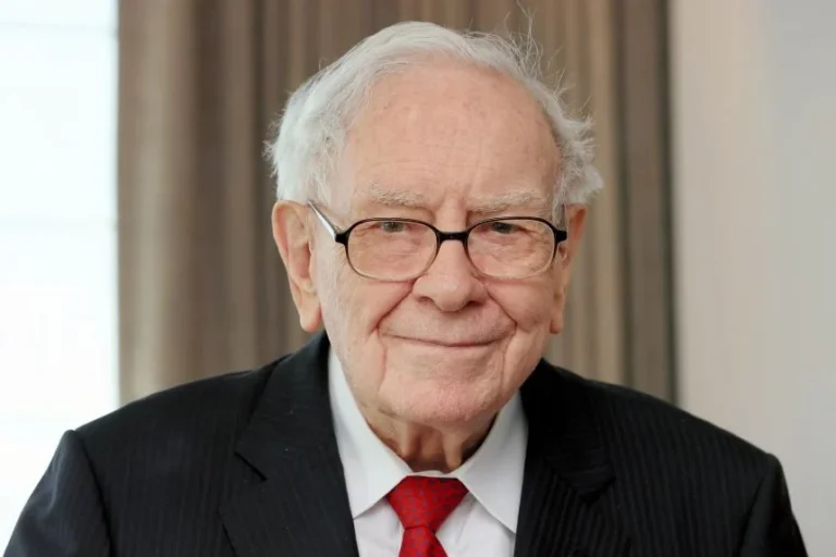 Warren Buffett Steps Down as Berkshire Hathaway Chairman