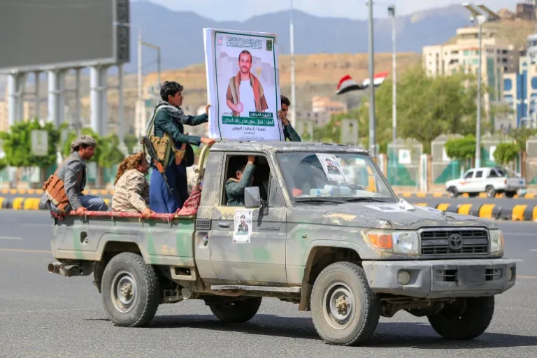 US Holds Back as Houthis Tighten Control of Red